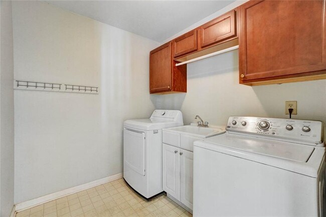 Building Photo - 295 Oakmere Rd