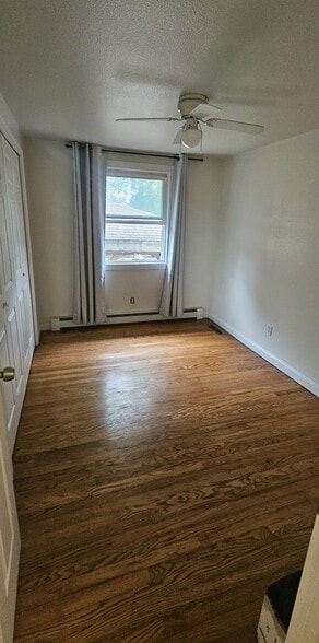 2nd bedroom - 1045 Oxford Ct