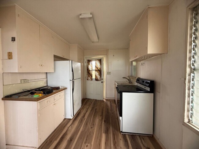 Building Photo - 3 bdrm, 2 bath with a private yard