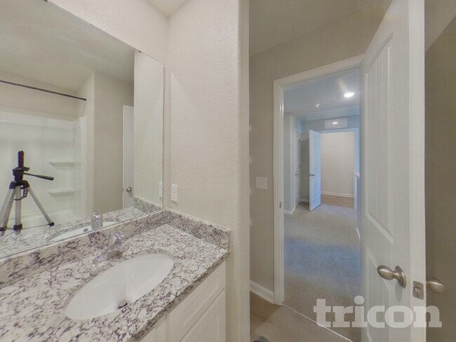 Building Photo - 2124 Southlea Dr