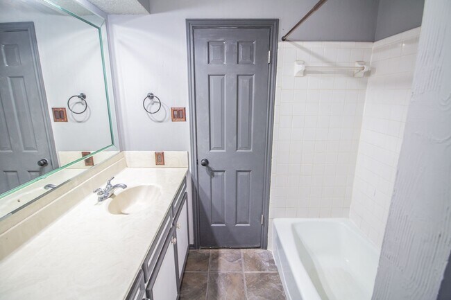 Building Photo - Charming home with updates!