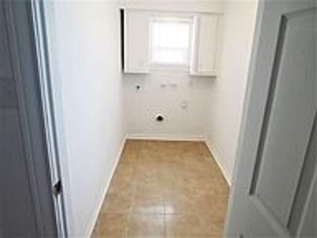 Building Photo - AUG 2026 MOVE IN! UPDATED 2/2 HOUSE IN BRYAN