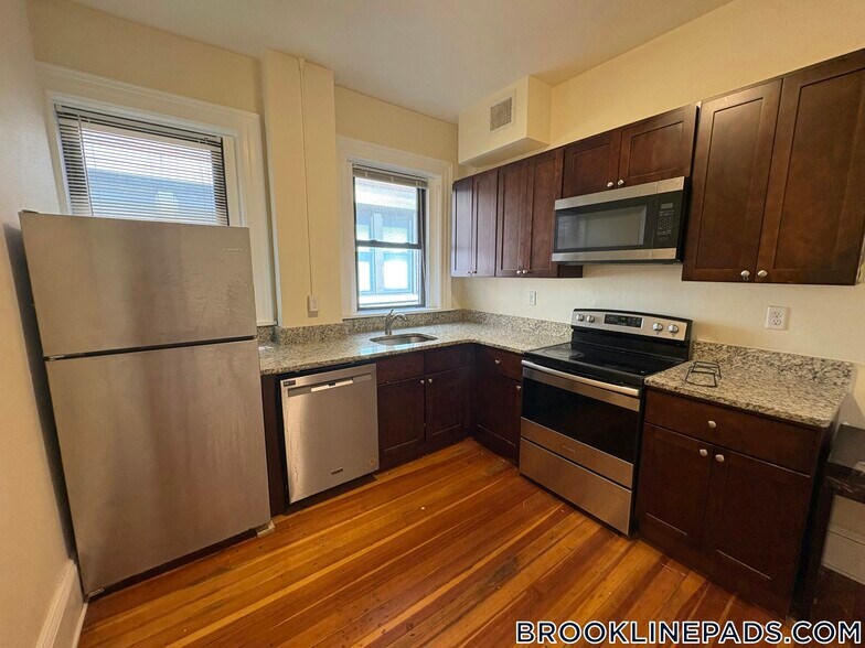 Building Photo - 1463 Beacon St