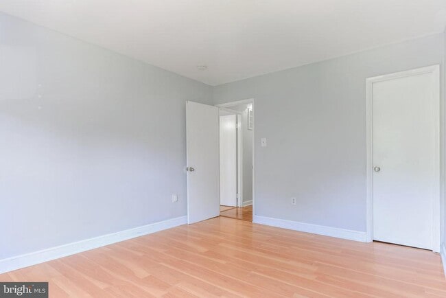 Building Photo - 577 W Diamond Ave