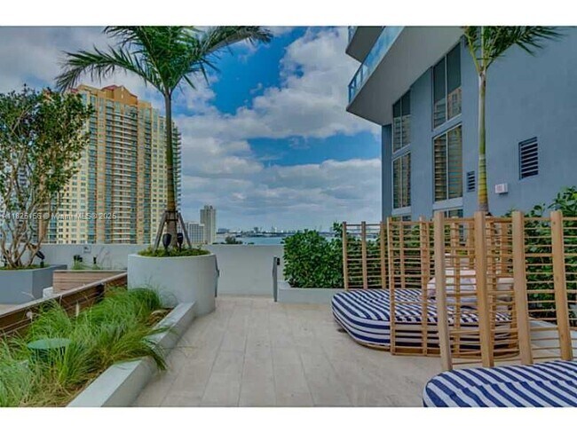 Building Photo - 1300 Brickell Bay Dr