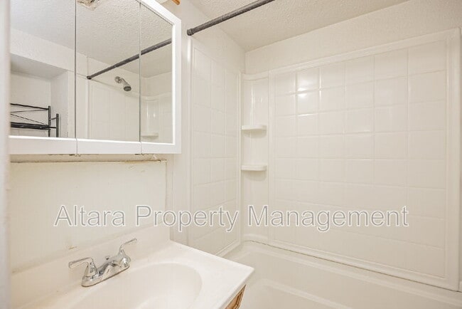 Building Photo - 1303 Langmeyer St