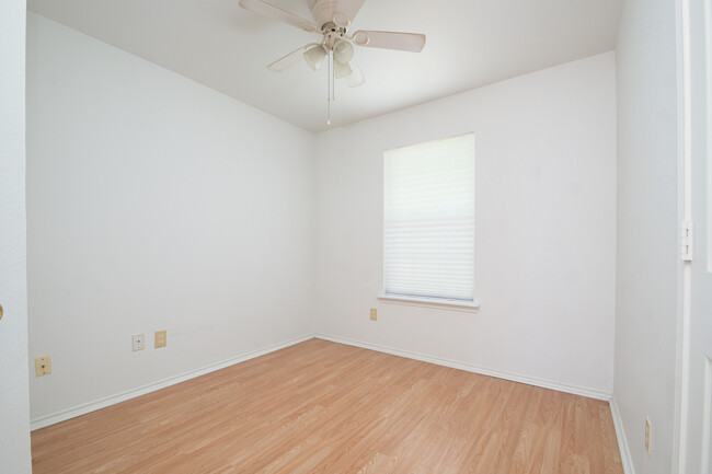 Building Photo - 716 Lago Vista St