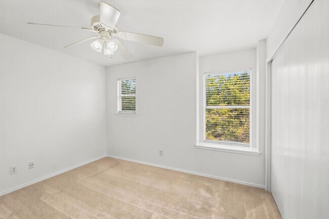 Building Photo - Freshly Painted 3 bedroom home!