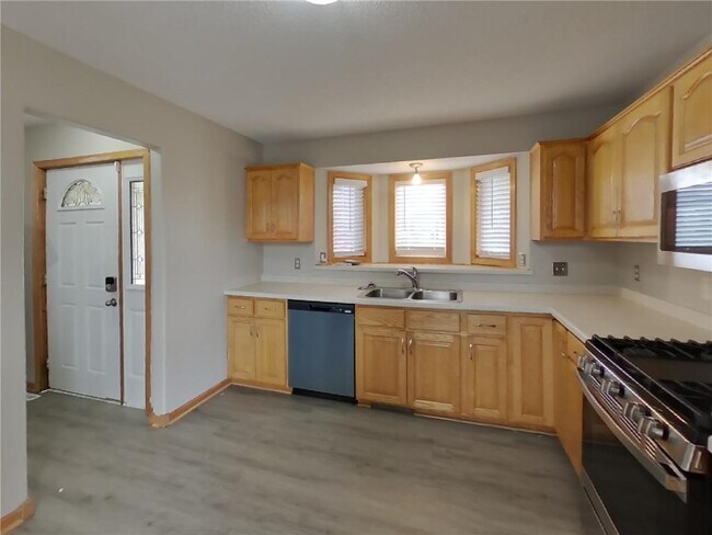 Building Photo - 5215 Pond View Ln