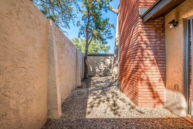 Building Photo - 5330 Kenosha Ave