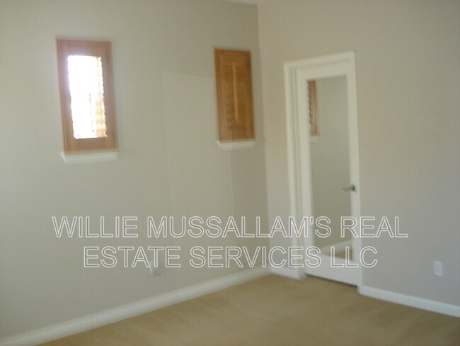 Building Photo - 284 W St Francis Ave