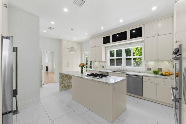 Building Photo - 1615 Monroe St