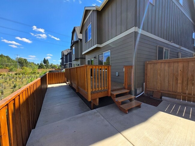 Building Photo - Terrific Orenco Station area 4 BR, 3.5 BA ...