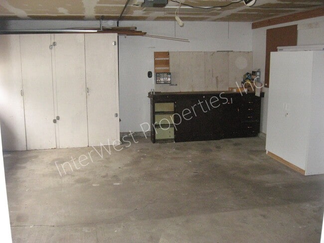 Building Photo - 3 Bed 2 Bath Beaverton Home with big backyard, storage shed, A/C and fireplace!!