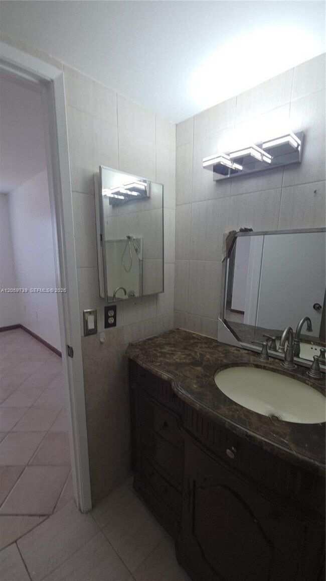 Building Photo - 9437 Fontainebleau Blvd