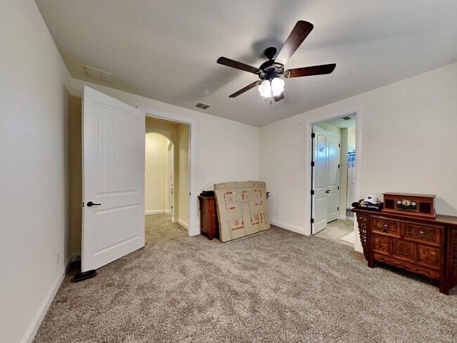 Building Photo - Experience Resort-Style Living in the Prestigious Gated Community of Bella Flora.
