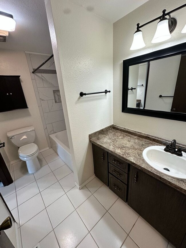 Building Photo - Beautiful well Maintained Duplex for rent