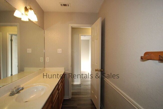 Building Photo - 4001 Tallwood Dr