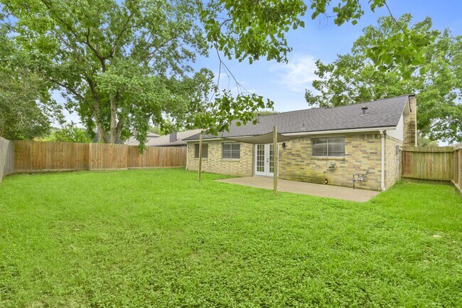 Building Photo - Charming Classic with a Big Backyard