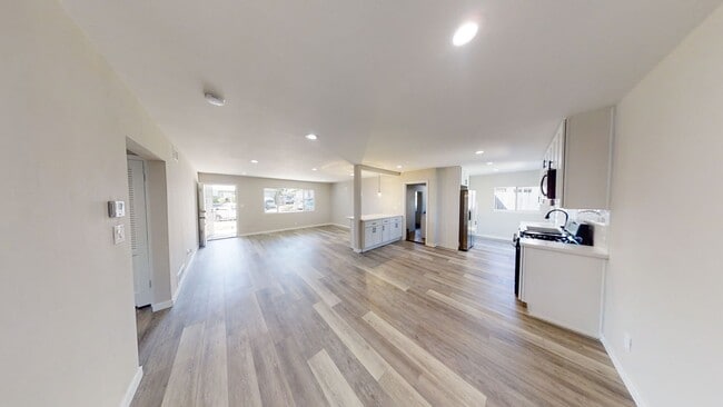 Building Photo - 4BD/2BA, Remodeled Kitchen! Newer Floors!
