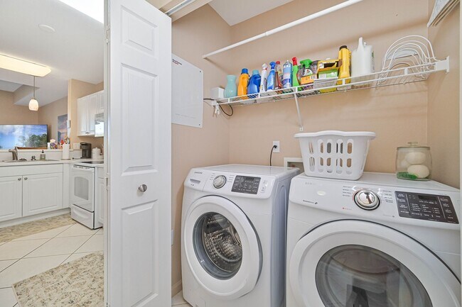 Building Photo - NOW AVAILABLE - Cozy Townhome w/ 1 Car Garage in Fort Myers!