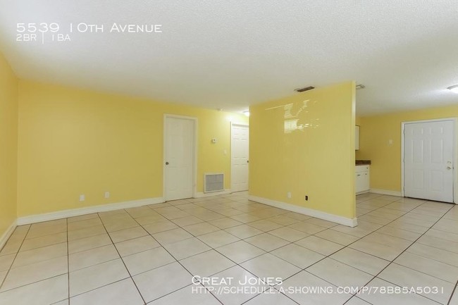 Building Photo - RECENTLY RENOVATED DUPLEX IN PINE MANOR!!!