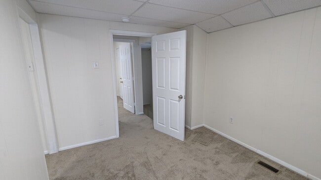 Building Photo - Welcome to this charming 3-bedroom, 1-bathroom home in Akron - Section 8 Welcome