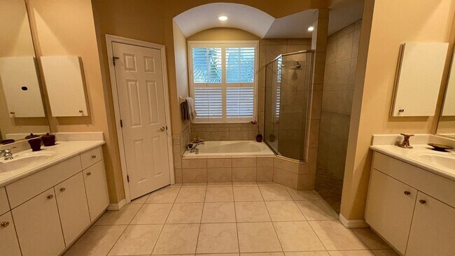 Building Photo - Furnished Annual Rental