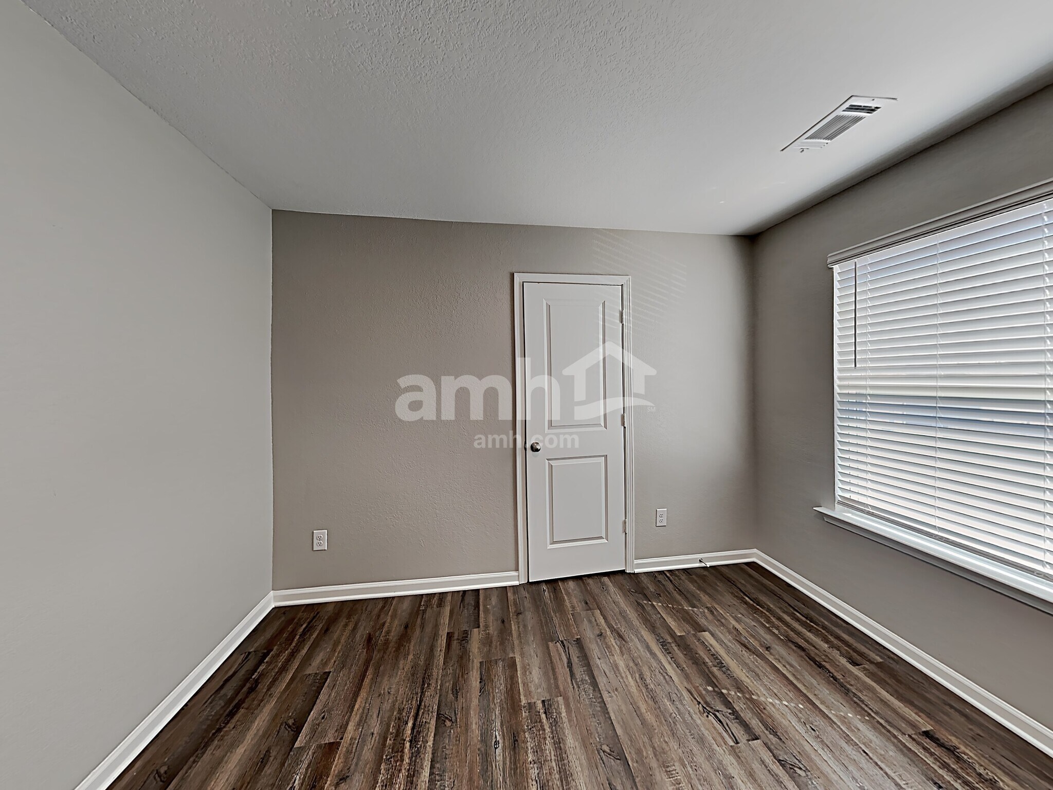 Building Photo - 415 Vermeer Ct