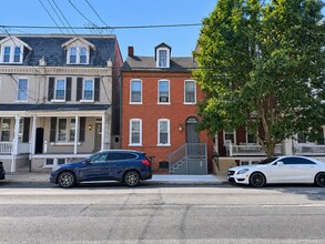 Building Photo - 612 E Chestnut St