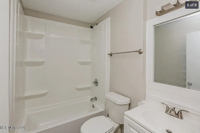 Building Photo - 3102 Longwood Dr