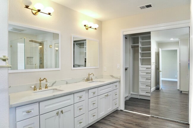 Building Photo - Luxurious 3-bedroom home - beautiful, must...