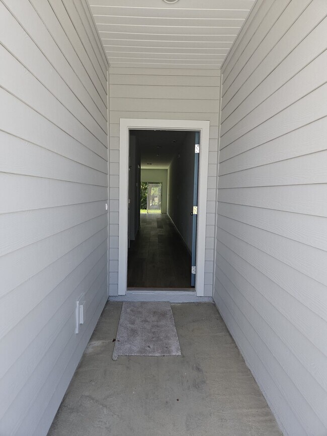 Building Photo - 717 Holly Lakes Dr