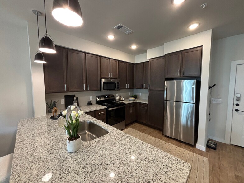 Primary Photo - 19500 I-35