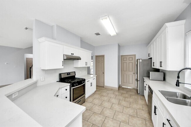 Building Photo - 2030 Winding Hollow Dr
