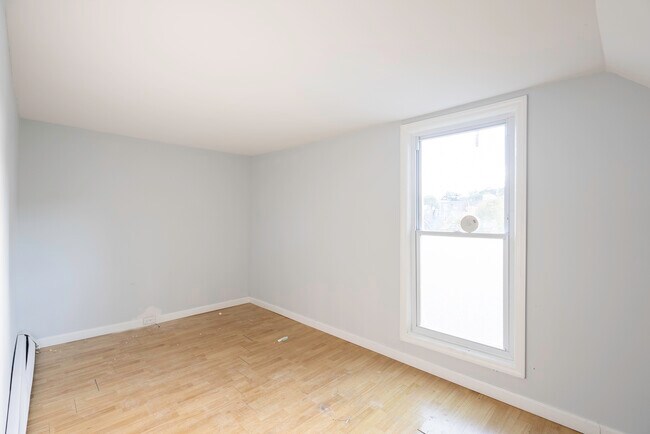 Building Photo - 140 McLean Ave