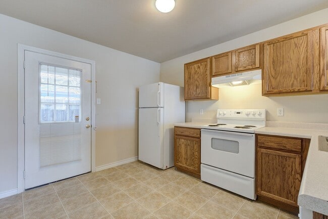Building Photo - Two Bedroom, Two Bathroom Townhome near La...