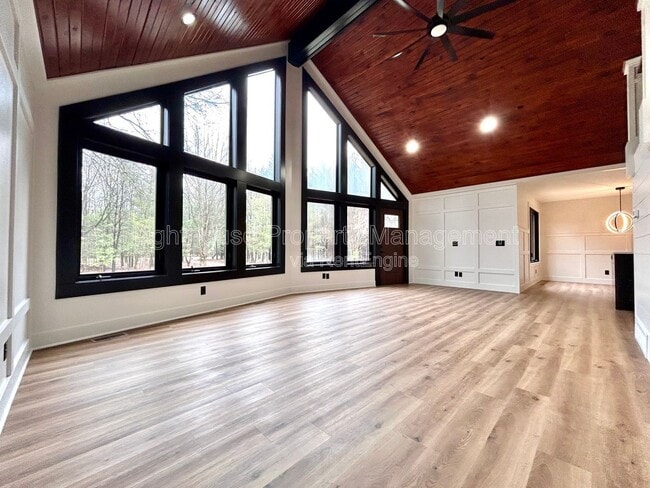 Building Photo - 1505 N Green Creek Rd