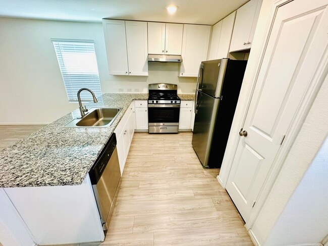 Building Photo - Charming 3-Bedroom, 2.5-Bath Home in the d...