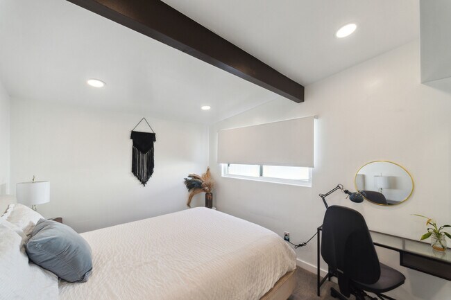 Clean bedroom with fresh linen for a restful and comfortable stay! - 9853 Saint George St