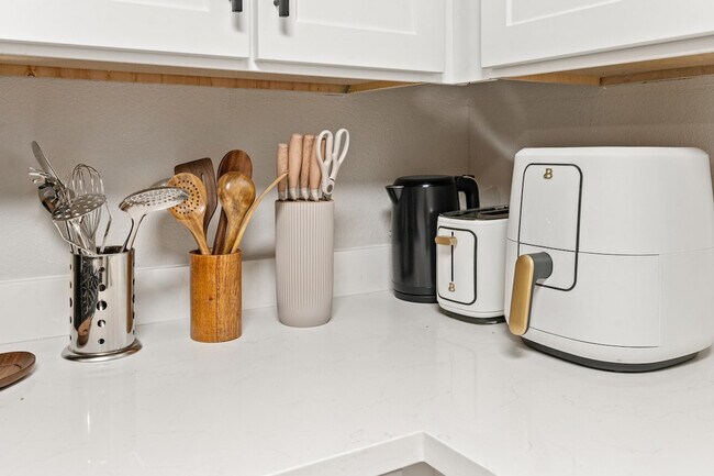 Building Photo - 4102 W Virginia Ave