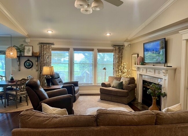 Building Photo - 243 Kate Dr