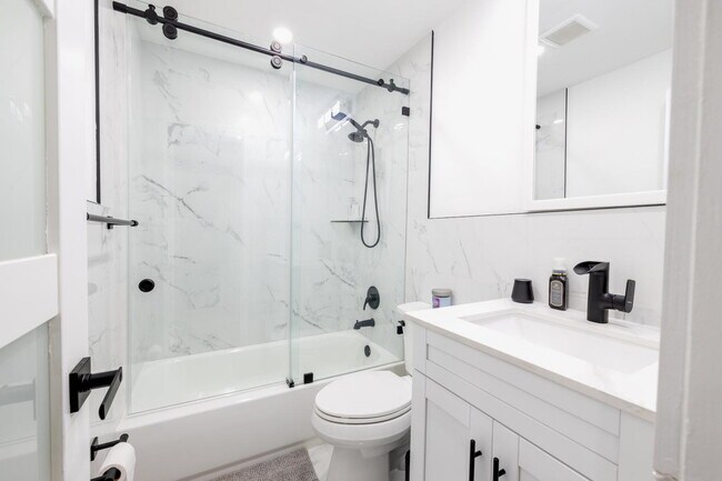 Building Photo - Fully Remodeled & Furnished 1 Bedroom Condo