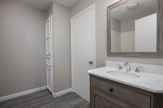 Building Photo - 2BR Units in Gonzales  $975