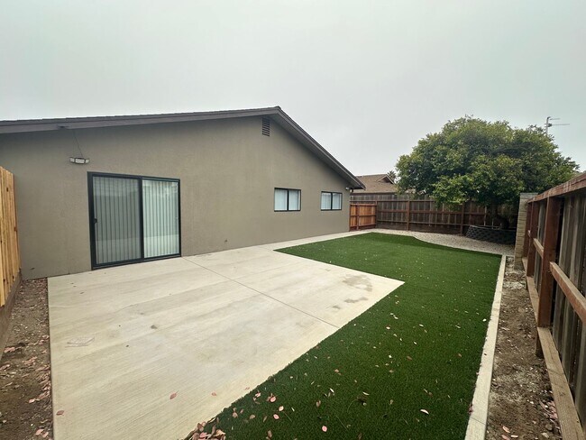 Building Photo - 547 De Leon Dr