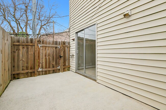 Building Photo - 904 St Julien Dr