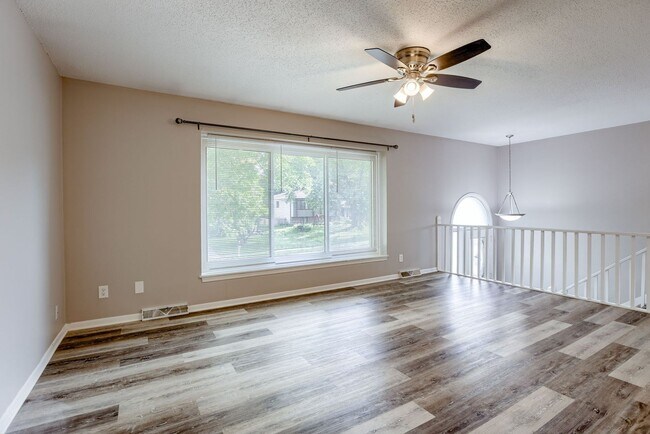 Building Photo - Spacious Split Entry with 2-Car Garage & Finished Basement!!