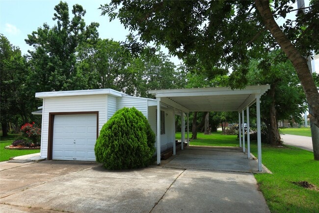Building Photo - 302 Circle Way St