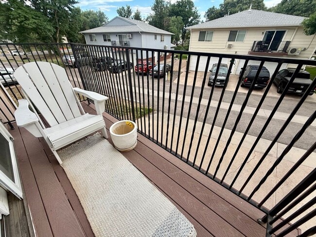 Building Photo - Charming 2BR Townhome w/ Attached Garage in Prime Lakewood Location!