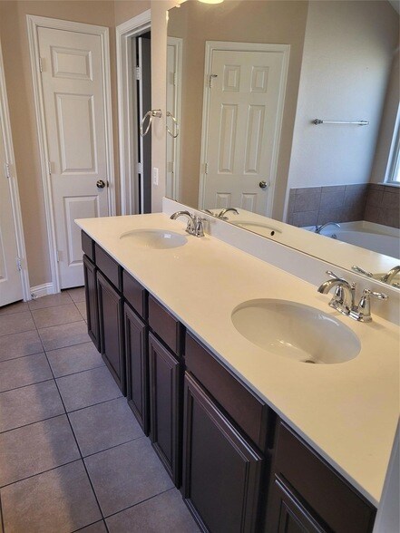 Building Photo - 3416 De Soto Loop